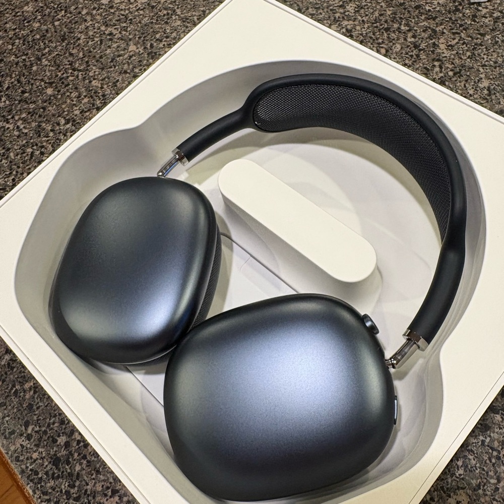 AirPod Max with Smart Case